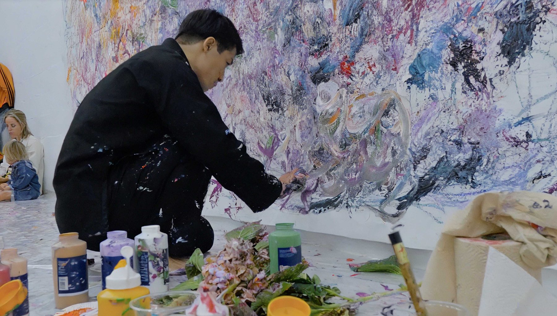 Masaaki Hasegawa en la performance Two Hearts, pintando con hortensias y pinceles de caligrafía